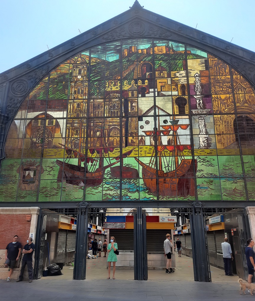 the colourful frescos of Málaga market